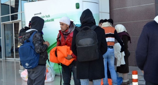 Ayvalık’ta Yakalanan 42 Göçmen İstanbul’a Gönderildi
