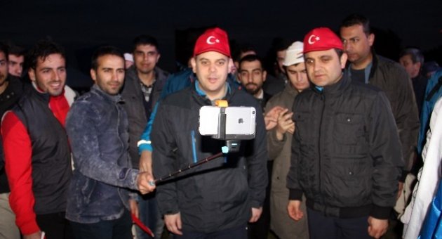 Bakan Çağatay Kılıç, Gençlerle ’selfie’ Çektirdi