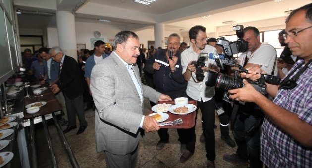 Bakan Eroğlu İşçilerle Yemek Sırasına Girdi