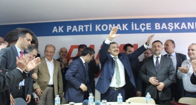 Bakan Eroğlu, Sünnet Olacak Çocukların Kıyafetleri İçin Ölçülerini Aldı