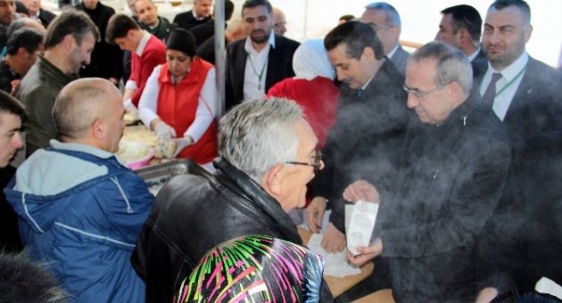 Bakan Faruk Çelik Festivalde Hamsi Dağıttı, Horon Tepti