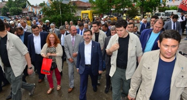 Bakan Güllüce, 3 Belediyeye Araç Hibe Etti