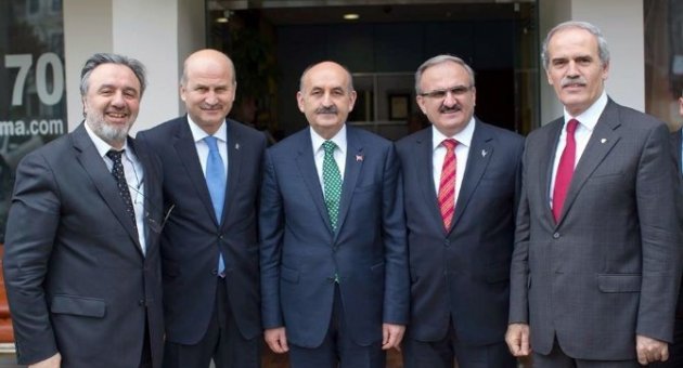 Bakan Mehmet Müezzinoğlu Seçim Afişleri İçin Fotoğraf Çektirdi