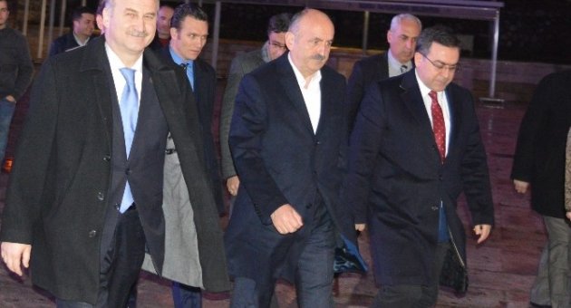 Bakan Müezzinoğlu Sabah Namazını Ulu Cami’de Kıldı