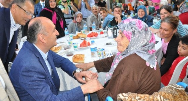 Bakan Müezzinoğlu Sokak İftarına Katıldı
