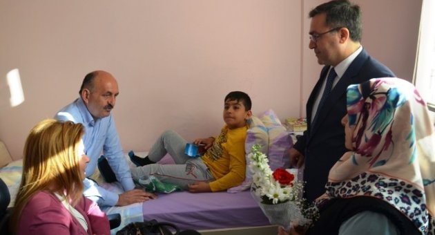 Bakan Müezzinoğlu’ndan Anneler Günü Jesti