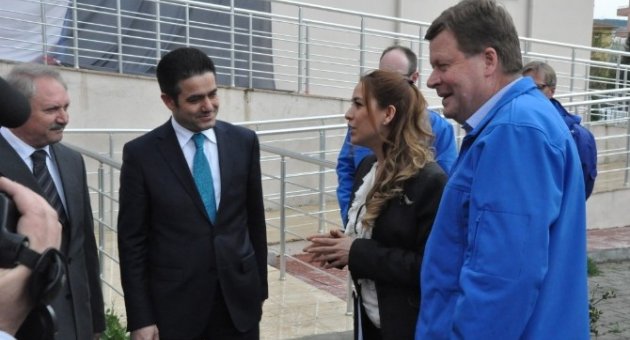 Bakan Ronaldson’a Çanakkale Seramiği Hediye Ettiler