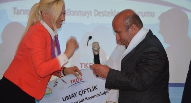 Bakan Yardımcısı Çek Dağıttı
