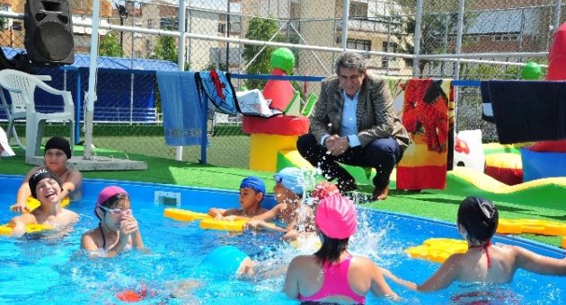 Balçovalı Çocuklar Yüzme Öğreniyor