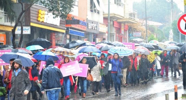 Balçovalı Kadınlar Yağmura Aldırmadı
