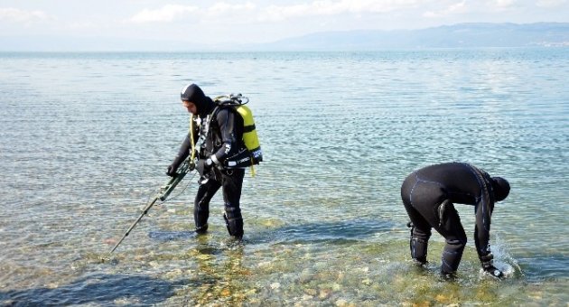 Balık Adamlar Kayıp Emlakçı Kadının Cep Telefonunu Bulmak İçin İznik Gölünü Taradı