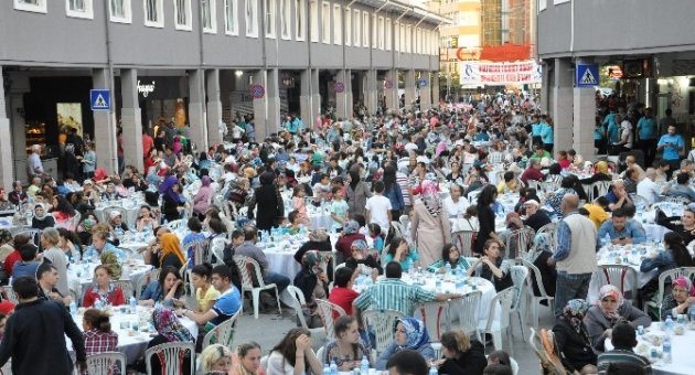 Balıkesir’de 10 Bin Kişiye İftar
