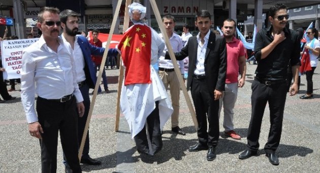 Balıkesir’de Çin Zulmü Protesto Edildi