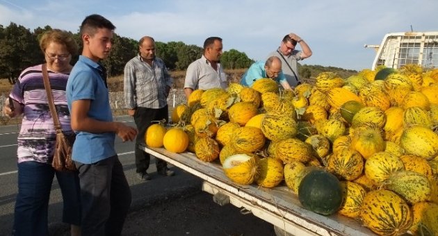 Balıkesir’de Köylüler Yol Üzerinde Kavun Pazarı Kurdu