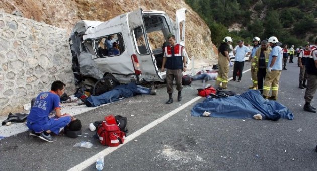 Balıkesir’de Mültecileri Taşıyan Minibüs İstinat Duvarına Çarptı: 9 Ölü, 30 Yaralı