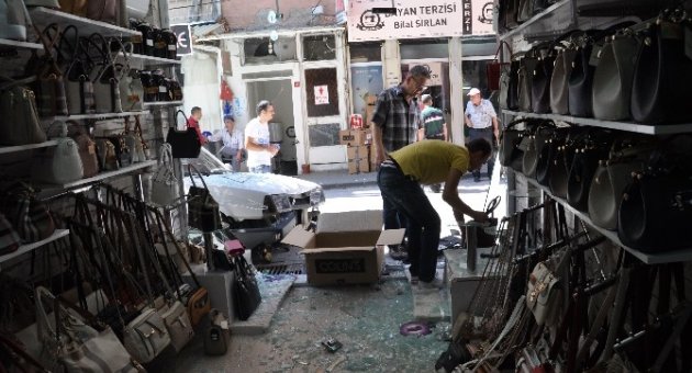 Balıkesir’de Otomobil İş Yerine Girdi