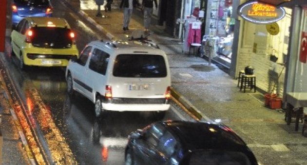 Balıkesir’de Sağanak Yağış Hayatı Felç Etti
