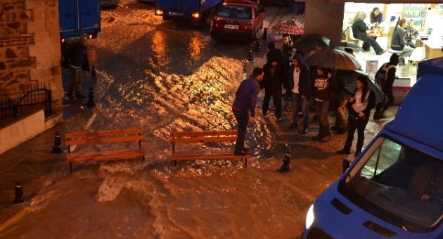 Balıkesir’de Şiddetli Yağış Yolları Göle Çevirdi