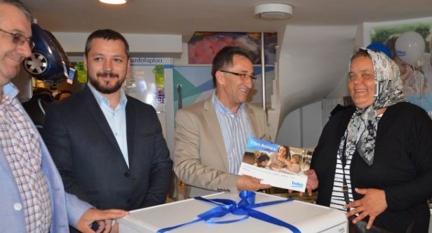 Balıkesir’de ‘yılın Annesi’ne Bulaşık Makinesi Hediye Edildi