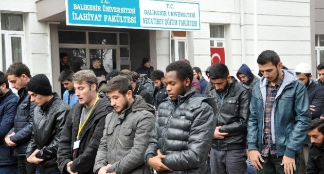 Balıkesir’den Odtü’de Namaz Kılan Öğrencilere Destek