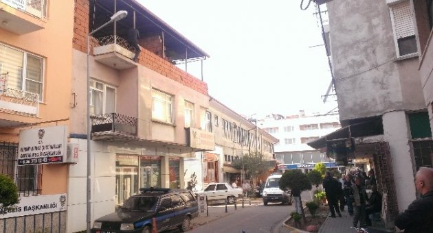 Balkondan Atlamak İsteyen Şahsı Polis Kurtardı