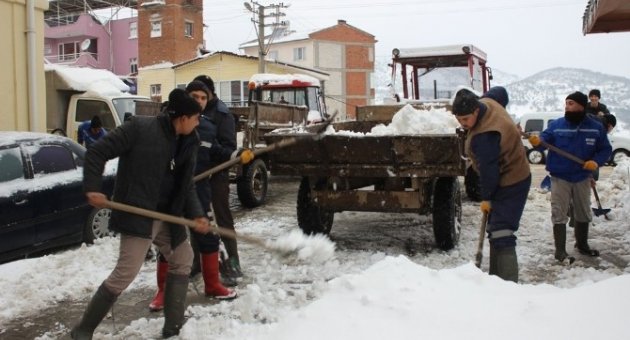 Balya’da Karda Kapanan Yolları Belediye Açtı