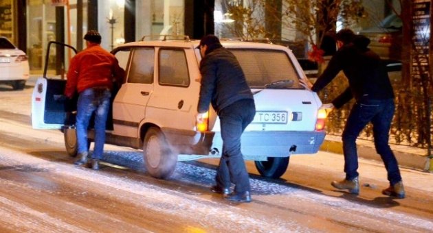 Bandırma’da Caddeler Buz Pistine Döndü