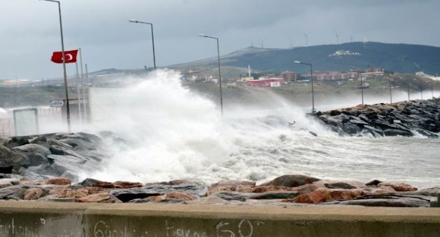 Bandırma’da Fırtına Deniz Ulaşımını Aksatıyor