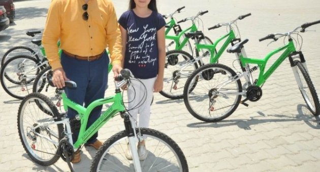 Başarılı Öğrenciler Bisikletle Ödüllendirildi