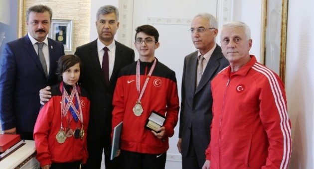 Başarılı Sporcular Ödüllendirildi