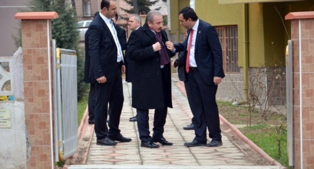 Başbakan Davutoğlu, Ak Parti Genel Başkan Yardımcısı Şentop’un Annesini Ziyaret Etti