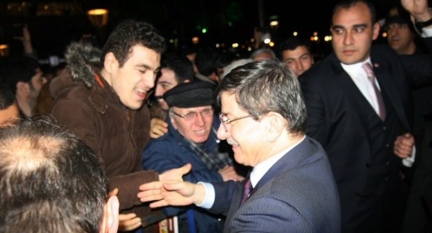Başbakan Davutoğlu İzmir Valiliğini Ziyaret Etti