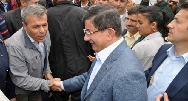 Başbakan Davutoğlu Yolda Vatandaşlarla Sohbet Etti