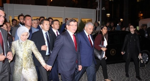 Başbakan Davutoğlu’ndan Eşiyle El Ele İzmir Turu