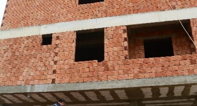 Başına Tuğla Dolu Sepet Düştü