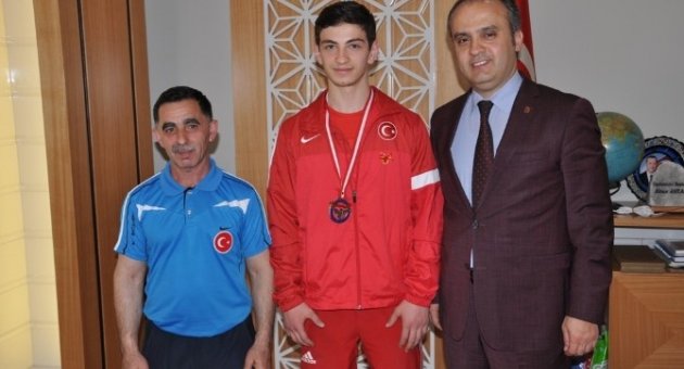 Başkan Aktaş’tan Dünya Yedincisine Ödül