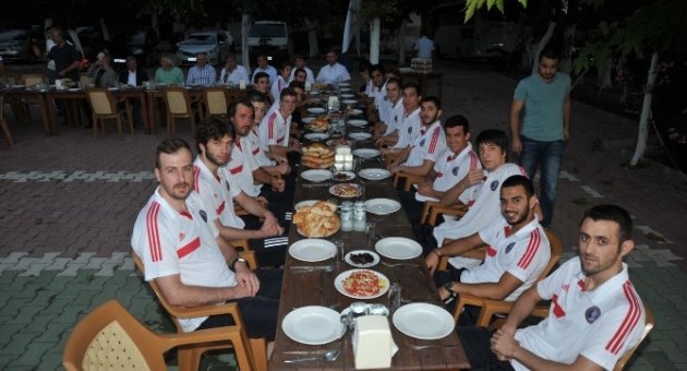 Başkan Çağlayan, Basketbolcularla Bir Araya Geldi