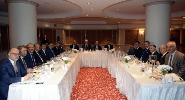 Başkan Dündar, 15 İlçe Başkanına Projelerini Anlattı