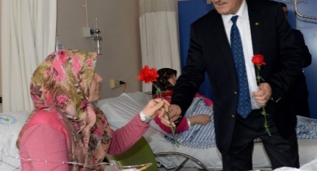 Başkan Dündar Hastalara Karanfil Dağıttı