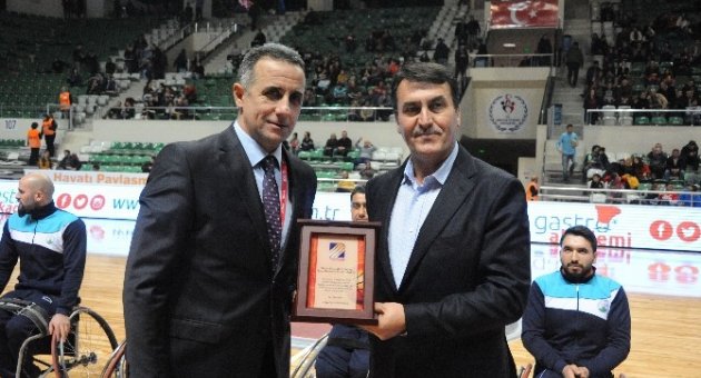 Başkan Dündar Ve Tekerlekli Sandalye Basketbol Takımına Plaket