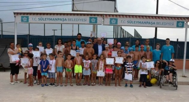 Başkan Eşkinat Genç Yüzücülere Sertifikalarını Verdi