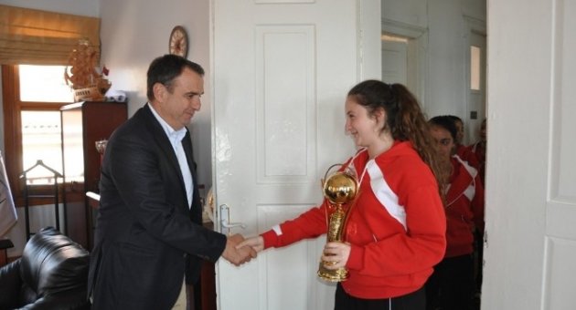 Başkan Gençer, Şampiyon Kızları Kabul Etti