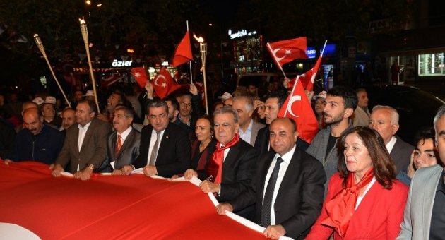 Başkan Hasan Arslan Bayrak Dağıttı
