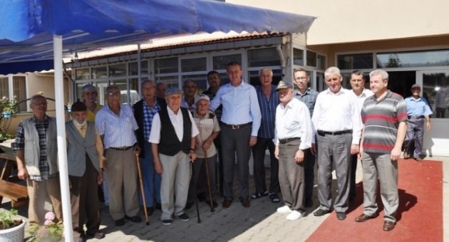 Başkan Işık Ve Muhtarlar Huzurevini Ziyaret Etti