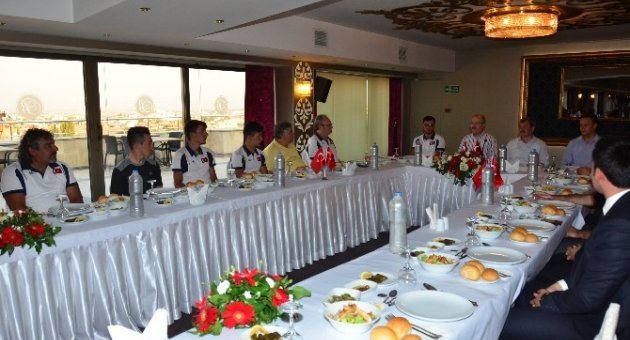 Başkan Kafaoğlu Milli Bisikletçilere Yemek Verdi