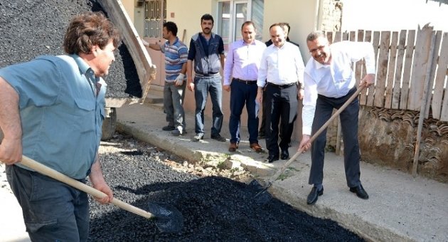 Başkan Kürekle Asfalt Serdi