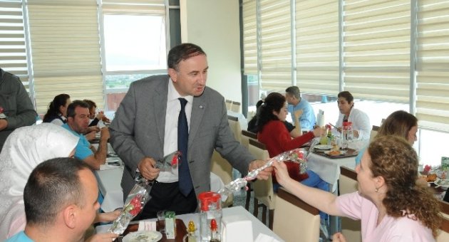 Başkan Kurtulan’dan Hemşirelere Çiçek