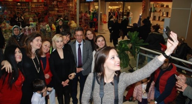 Başkan Saka’dan Kadınlar Günü Selfiesi
