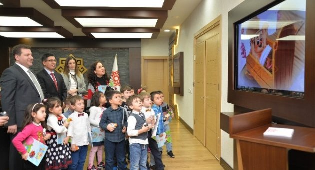 Başkan Yılmaz, Miniklerle Çizgi Film İzledi