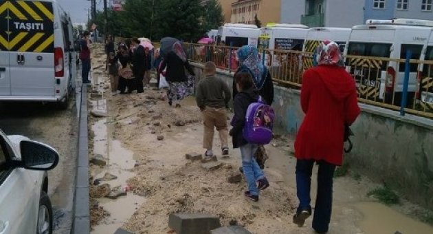 Bata Çıka Okula Gittiler